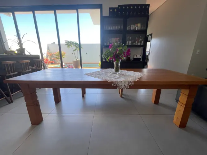 Mesa de Peroba