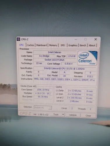 Placa-mãe para computador com processador e memória RAM rodando com Windows 11