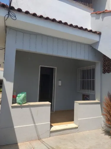 Excelente casal 2 qts, suite, garagem e quintal no centro de Belford Roxo