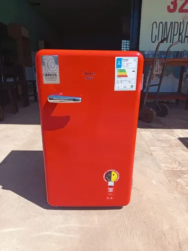 Frigobar Midea Retrô 95L vermelho.