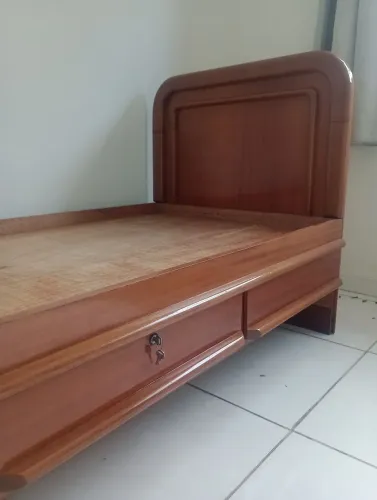 Cama de solteiro de madeira marfim