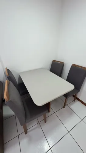 Sala De Jantar Mesa Olímpia 120cm Mdf Vidro Com 4 Cadeiras Grafite, Off White E Imbuia