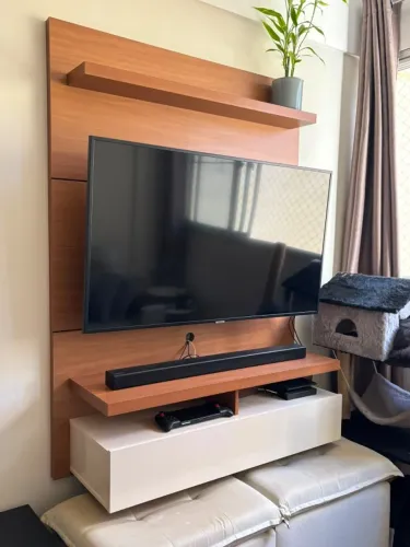 Painel + Rack Suspenso para TV 1,60m ? Amadeirado c/ Gaveteiro Branco