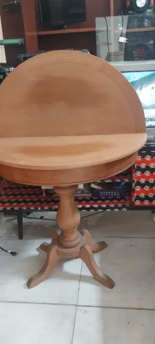Mesa de jantar. Abre e fecha. Meia Lua. Madeira maciça.