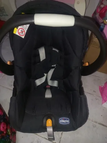Bebê conforto mais suporte Isofix( De zero a doze quilos ).