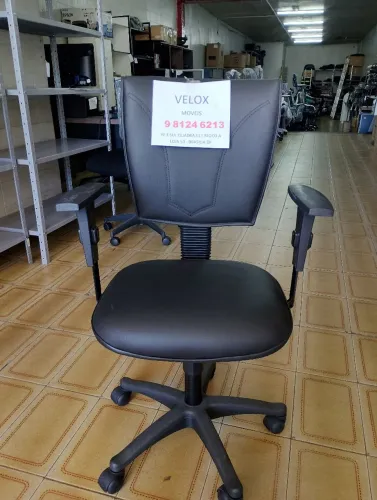 Cadeira giratória em corino com braço