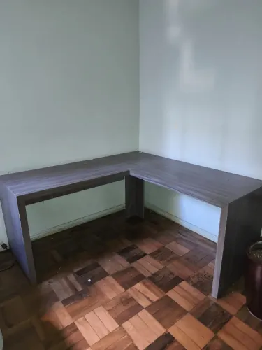Mesa de escritório em L