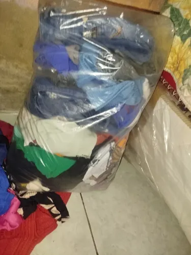 Um saco de Roupas usadas 40 peças 