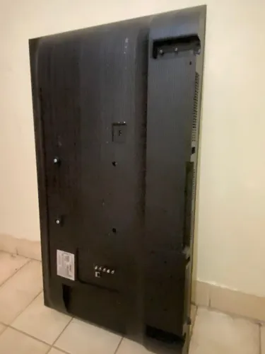 Tv C/ tela Quebrada (preço totalmente negociável) consegue peças e/ou aarumar tela!