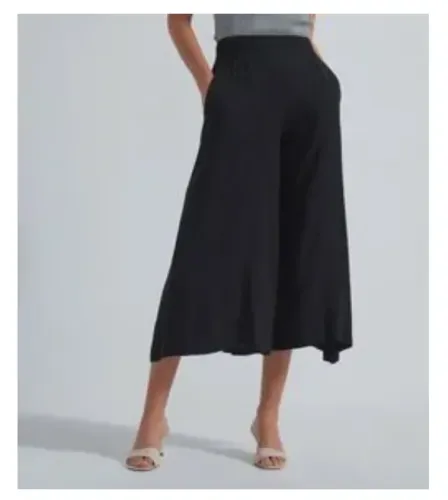 Calça Pantacourt Cor Preta Tamanho PP com Bolsos em Viscose Linho Feminina Cintura Alta