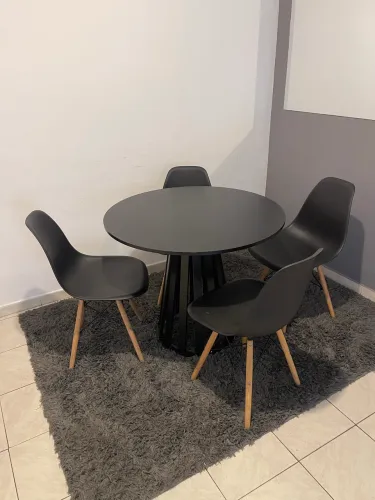 Mesa redonda 90cm com 4 cadeiras - PERFEITO ESTADO