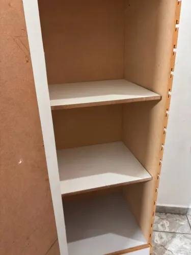 armário expositor  canaletado com prateleiras 