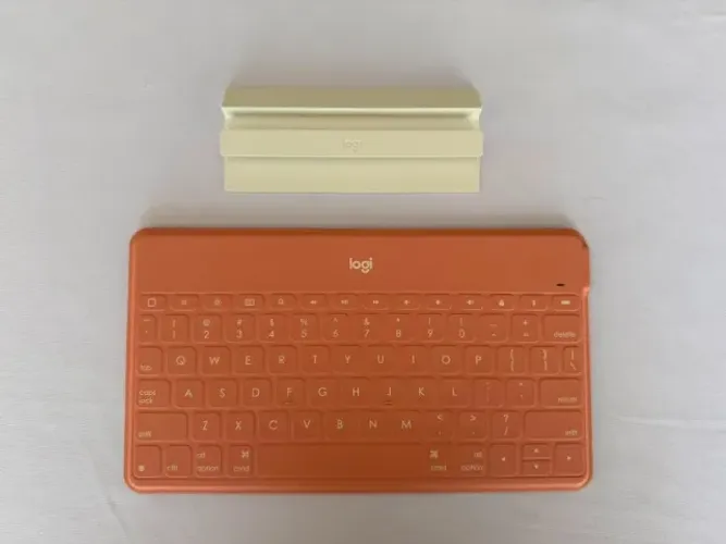 Teclado Bluetooth Logitech Keys-To-Go Rosa para iPad/iPhone/Android - Usado