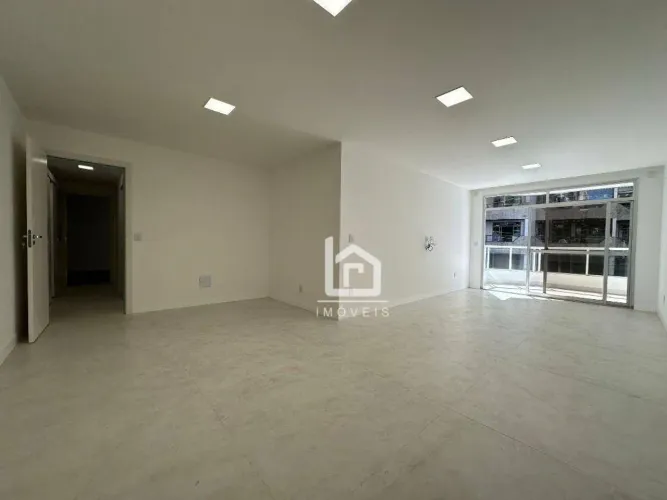 Apartamento na quadra do mar com 3 quartos para locação
