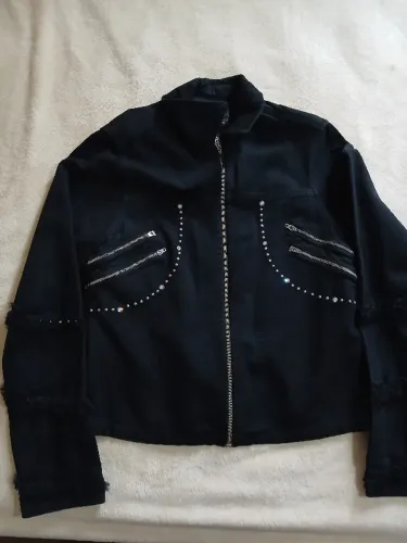 Jaqueta jeans preta com detalhes na lateral e aplicação se Swarovski, excelente estado