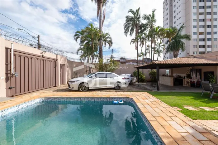 Vendo - Casa Térrea de rua em Avenida no Jardim América, com piscina