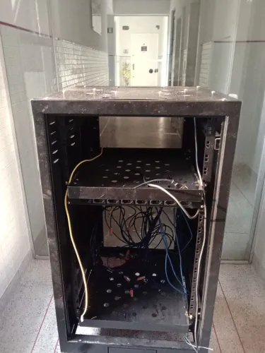 Rack de piso com roletes para instalacao de equipamentos de informática