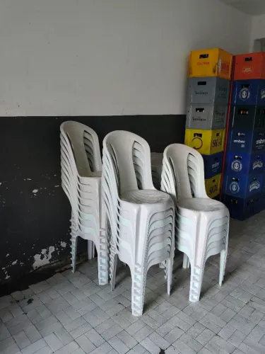Conjunto mesas e cadeiras brancas