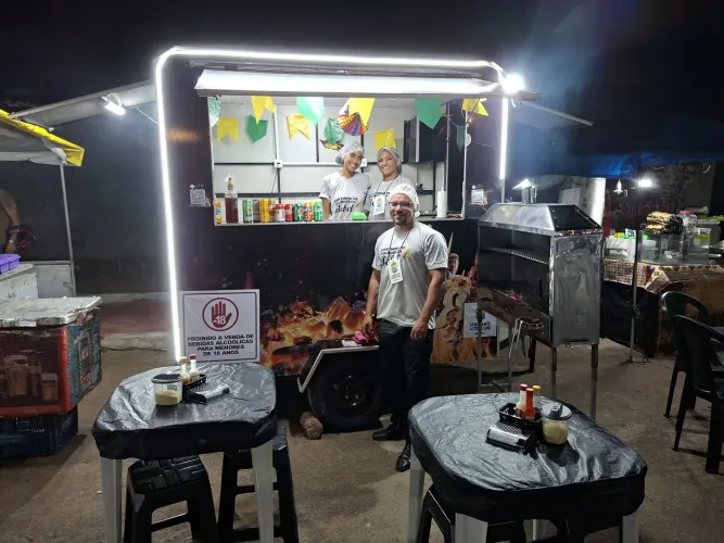 Churrasco Grelhados na brasa em espetos.