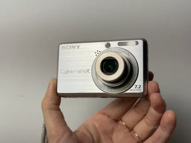 Sony Cybershot DSC-S750 - 7.2MP e 3x de zoom