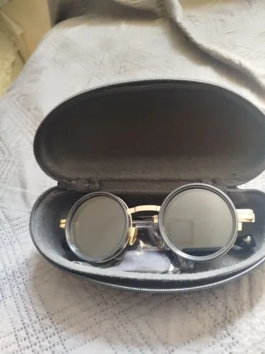 Lindo óculos de sol com regulagem na lente ultravioleta