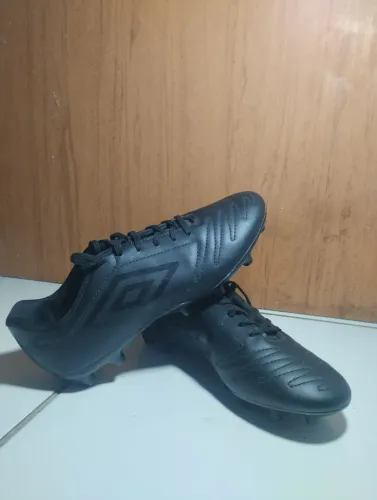 Chuteira umbro preta, tamanho 41, usada 1 vez!!