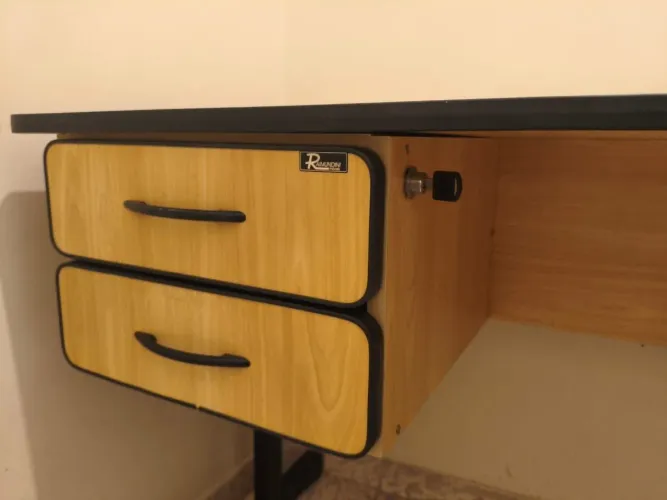 Vendo mesa de escritório com 2 gavetas com chave