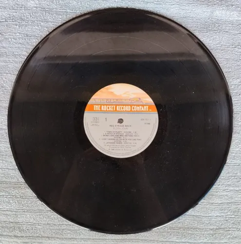 LP disco de vinil Elton John reg strikes back sem capa toca disco radiola vitrola som 3x1