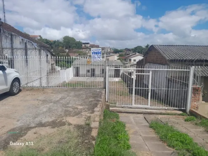 Terreno medindo 10 x 30 , com construção de alvenaria nos fundos do terreno , própio para