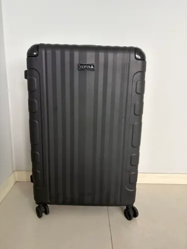 Mala de viagem grande com rodinhas e lacrada
