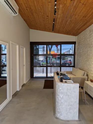CASA COMERCIAL REFORMADA EM AVENIDA DE GRANDE FLUXO