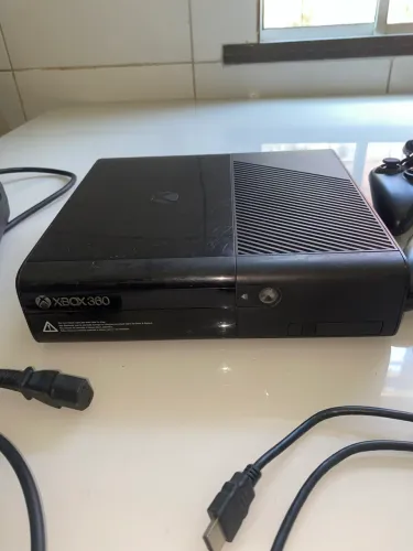 Xbox 360 desbloqueado, com mais de 80 jogos e dois controles com fios, fonte original