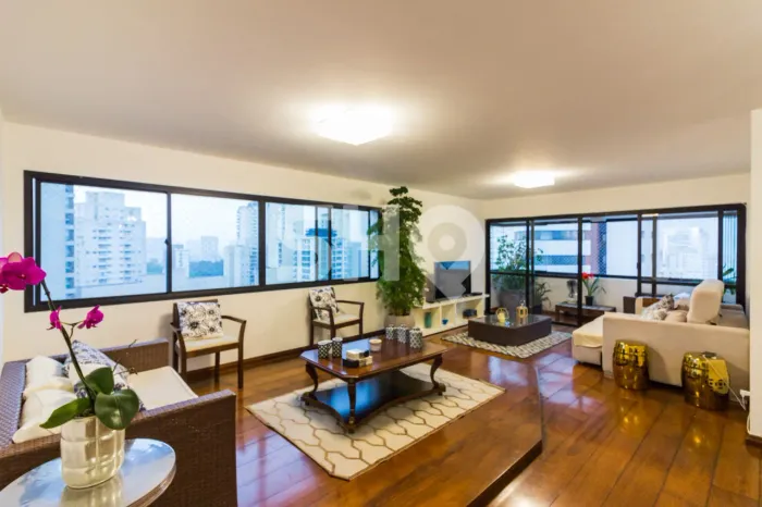 Permita-se conhecer esse apartamento recém-reformado em Perdizes.