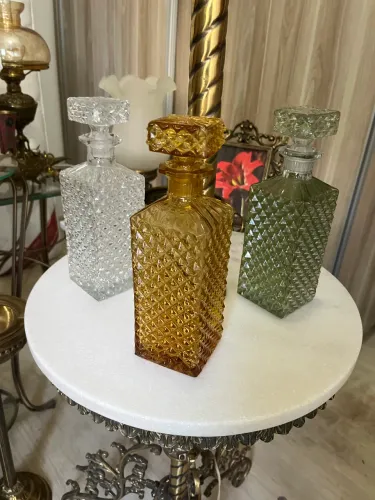 3 garrafas de bebidas de vidro trabalhado vintage