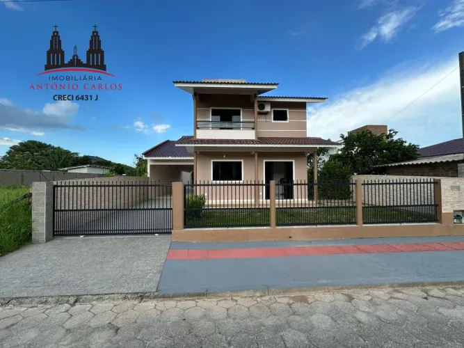 Casa à venda em Antônio Carlos (Centro) 184 m² de área construída em terreno de 375 m²