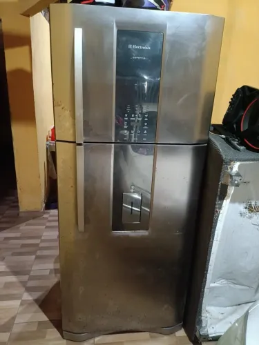 Vendo geladeira Electrolux para quem quer consertar. ela só tá esfriando