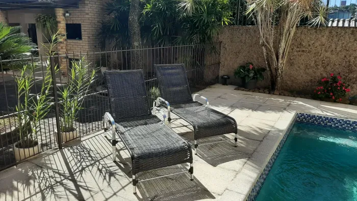Cadeira espreguiçadeira piscina