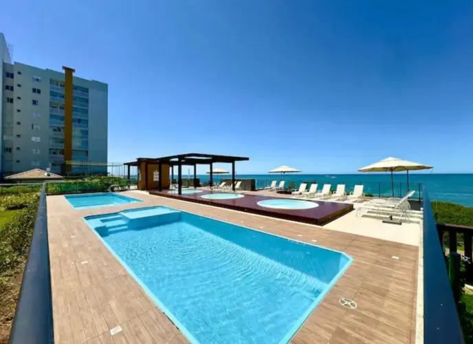 Apartamento Mobiliado-Condomínio Pé na Areia-Vista Mar-Sacada com churrasqueira-Garagem co