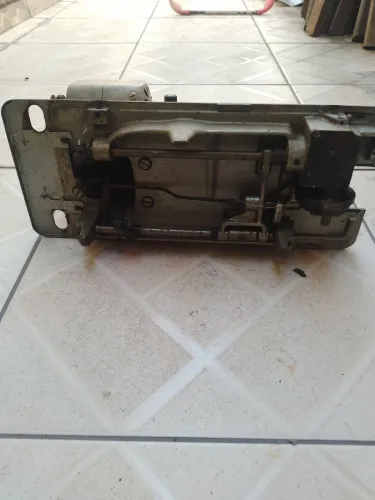 Máquina de costura vigorelli, elétrica, funcionando, precisando de manutenção.