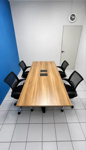 Mesa de Reunião com 6 tomadas + 4 Cadeiras