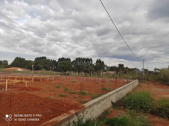 Lote com casa Incra 9 / 400 mts / Água e Luz