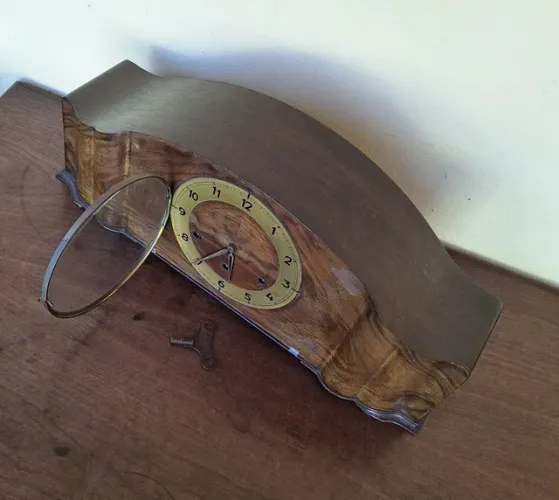 LINDO RELÓGIO CARRILHÃO DE MESA ALEMÃO, MARCA "MASSON" JUNGHANS FUNCIONANDO PERFEITAMENTE.