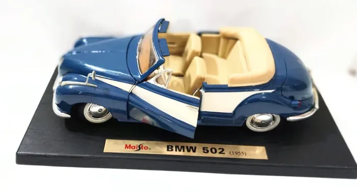 Miniatura Maisto em Metal<br>Esc:1:18 .<br>BMW 502 -1955<br>Azul e Branca<br>