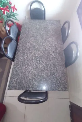 Mesa de granito 1,40m com 6 cadeiras - Conservada