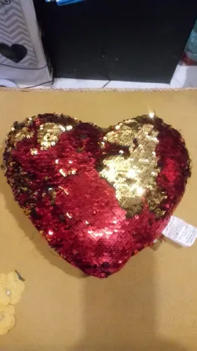 Almofada Coração de cor vermelha com paetês dourado e vermelha