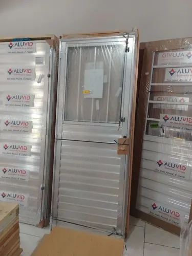 Porta em alumínio com postigo 2.10x80 nova