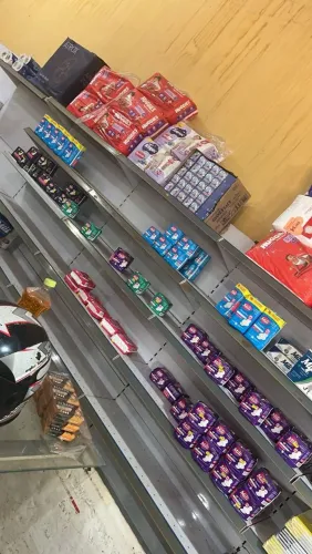 Vendo prateleira com mercadoria