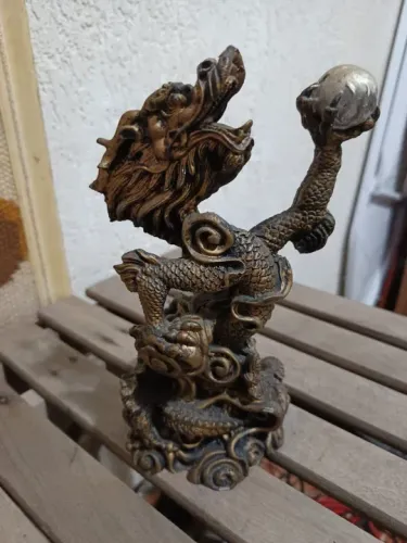 Estatueta Dragão Chinês Em Pé Com Bola (Resina)