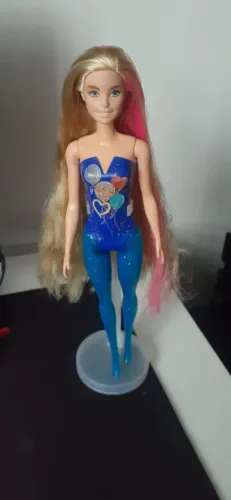 Boneca Barbie Color Reveal Confete