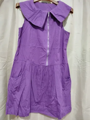 Vestido roxo com gola diferenciada